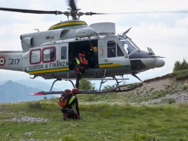 Soccorso alpino e Finanza in esercitazione (inserita in galleria)