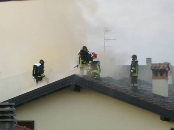 A fuoco un tetto a Brebbia (inserita in galleria)
