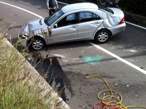 Auto ribaltata a Gemonio (inserita in galleria)