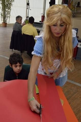 Bimbi in fiera con Alice (inserita in galleria)