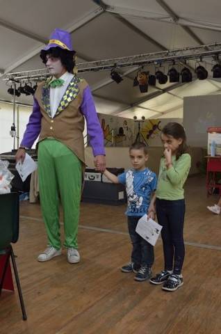 Bimbi in fiera con Alice (inserita in galleria)