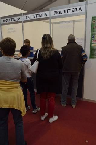 Bimbi in fiera con Alice (inserita in galleria)