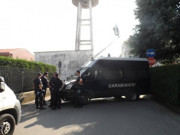 Casa occupata, prosegue la demolizione (inserita in galleria)