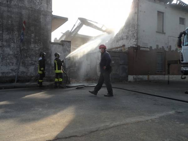 Casa occupata, prosegue la demolizione (inserita in galleria)