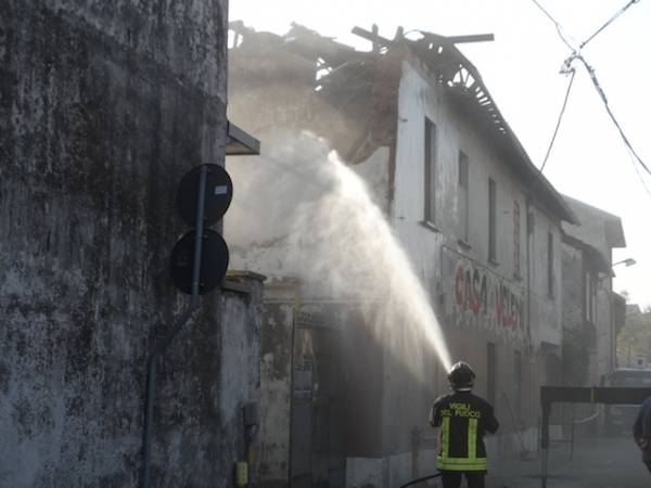 Casa occupata, prosegue la demolizione (inserita in galleria)