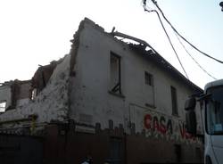 Casa occupata, prosegue la demolizione (inserita in galleria)