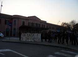 Casa occupata, prosegue la demolizione (inserita in galleria)