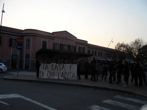 Casa occupata, prosegue la demolizione (inserita in galleria)