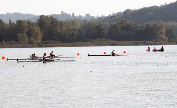 Giovani canottieri alla Schiranna (inserita in galleria)