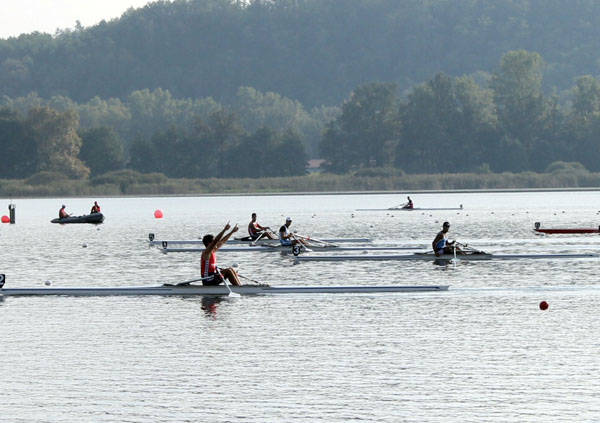 Giovani canottieri alla Schiranna (inserita in galleria)