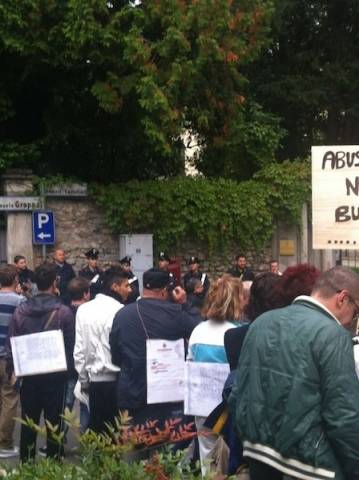 Il popolo del "7 laghi" in manifestazione ad Azzate (inserita in galleria)