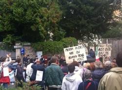 Il popolo del "7 laghi" in manifestazione ad Azzate (inserita in galleria)