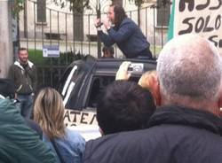 Il popolo del "7 laghi" in manifestazione ad Azzate (inserita in galleria)