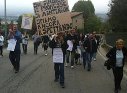 Il popolo del "7 laghi" in manifestazione ad Azzate (inserita in galleria)
