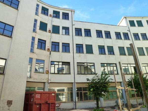 L'edificio che sarà demolito in via Ravasi  (inserita in galleria)