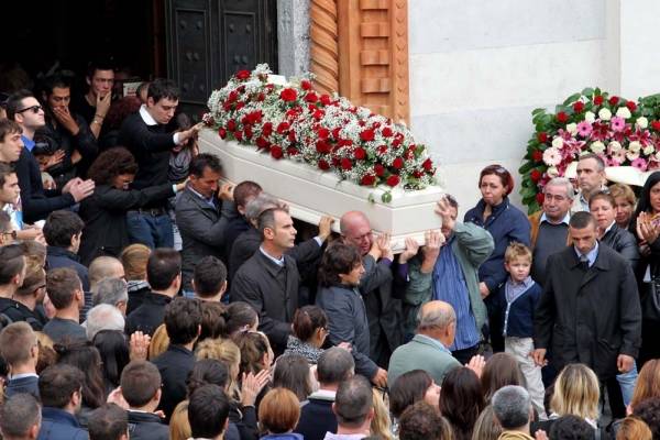 L'ultimo saluto a Raffaella (inserita in galleria)