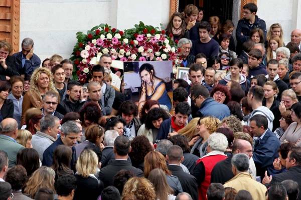 L'ultimo saluto a Raffaella (inserita in galleria)