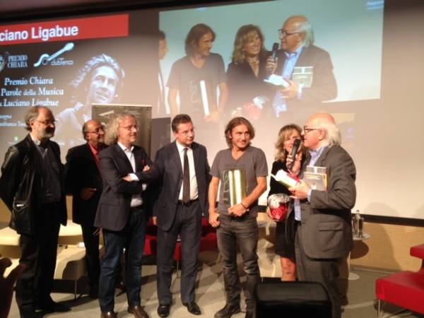 Ligabue riceve il premio "Parole della Musica" (inserita in galleria)