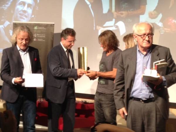 Ligabue riceve il premio "Parole della Musica" (inserita in galleria)