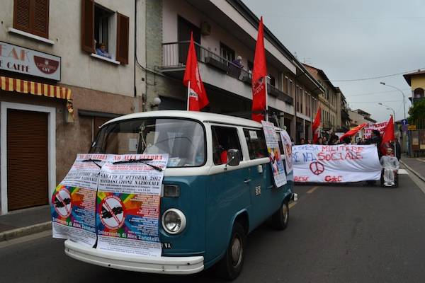 Manifestazione contro Aermacchi (inserita in galleria)