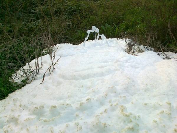 Schiuma dal terreno in Valle Olona (inserita in galleria)