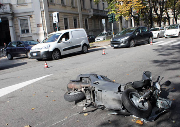 Scooter contro auto a Busto (inserita in galleria)