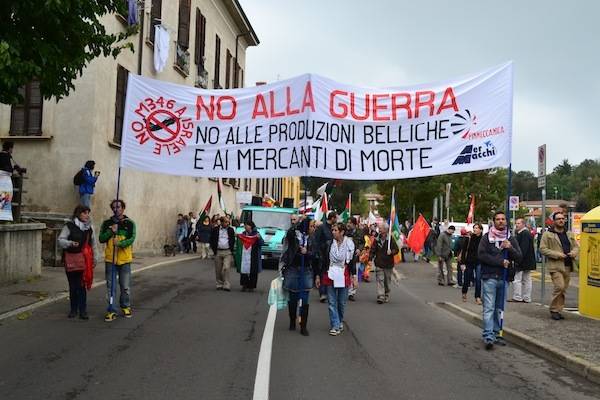 striscioni contro la guerra (inserita in galleria)