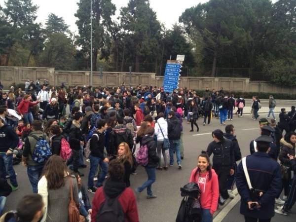 Studenti allo svincolo A-9 (inserita in galleria)