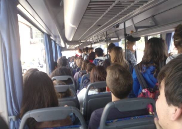 studenti autobus pullman scuola 