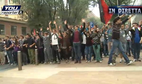 Studenti sotto la sede della Regione (inserita in galleria)