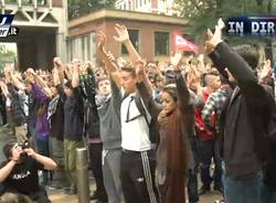 Studenti sotto la sede della Regione (inserita in galleria)