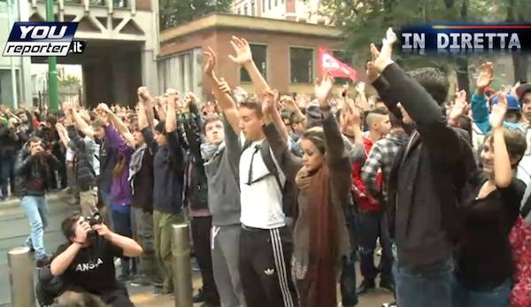 Studenti sotto la sede della Regione (inserita in galleria)