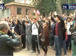 Studenti sotto la sede della Regione (inserita in galleria)