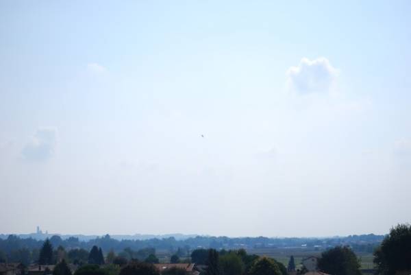 Un aereo Aermacchi sui cieli di Varese (inserita in galleria)