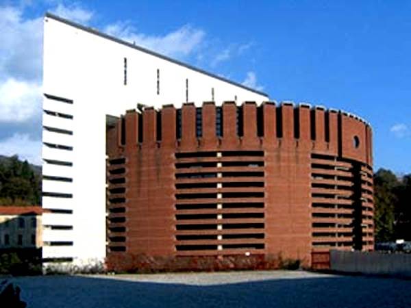 Como, la strada che porta al Colosseo (inserita in galleria)