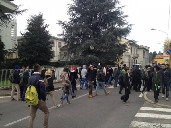 Corteo per le vie di Gallarate (inserita in galleria)
