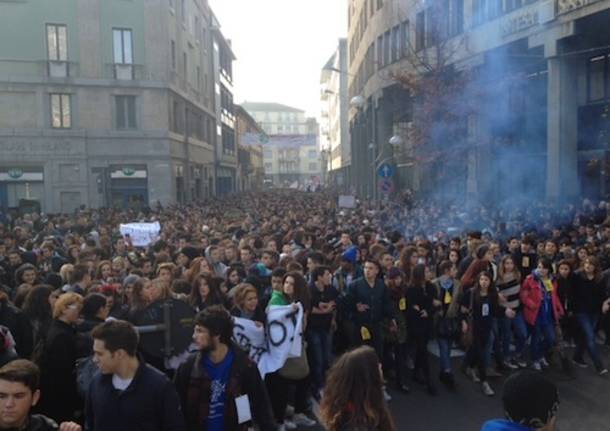 corteo studenti busto arsizio sciopero piazza garibaldi