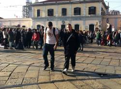 Gli studenti occupano i binari di Porta Genova (inserita in galleria)