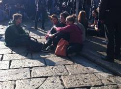 Gli studenti occupano i binari di Porta Genova (inserita in galleria)