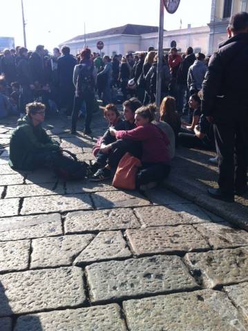 Gli studenti occupano i binari di Porta Genova (inserita in galleria)