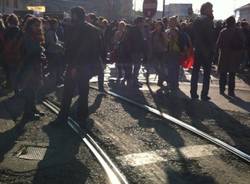 Gli studenti occupano i binari di Porta Genova (inserita in galleria)