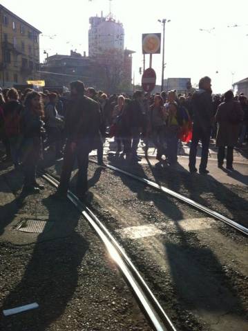 Gli studenti occupano i binari di Porta Genova (inserita in galleria)