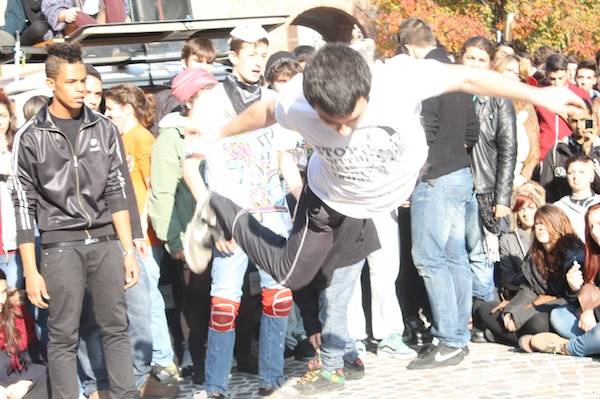 I ragazzi ballano davanti al Comune (inserita in galleria)
