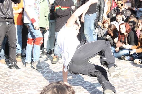 I ragazzi ballano davanti al Comune (inserita in galleria)