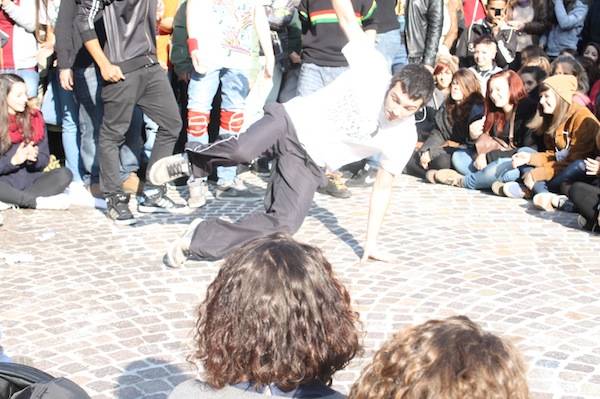 I ragazzi ballano davanti al Comune (inserita in galleria)