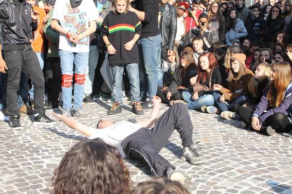 I ragazzi ballano davanti al Comune (inserita in galleria)