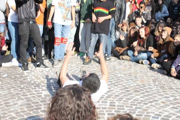 I ragazzi ballano davanti al Comune (inserita in galleria)