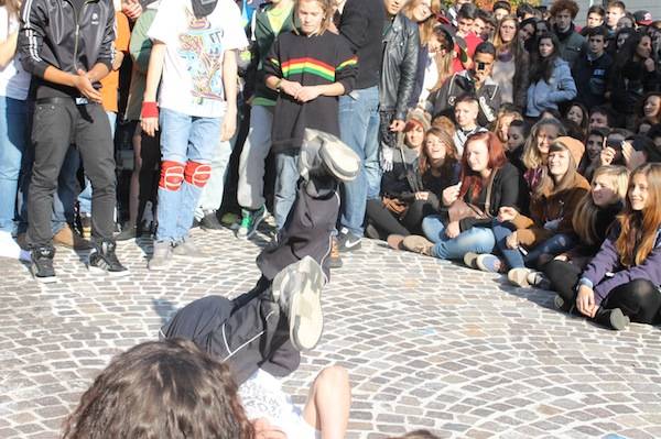 I ragazzi ballano davanti al Comune (inserita in galleria)