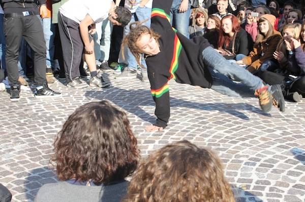 I ragazzi ballano davanti al Comune (inserita in galleria)