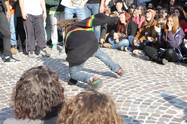 I ragazzi ballano davanti al Comune (inserita in galleria)